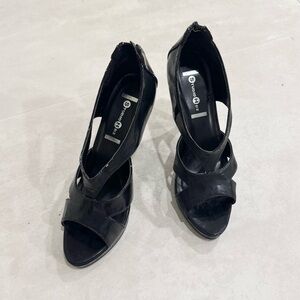 Elegant Black Strappy Heels for Formal Occasions